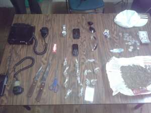Polic&iacute;a detiene a 3 ciudadanos que transportaban droga en un taxi