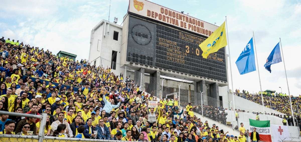El gran tablero electr&oacute;nico del estadio Atahualpa se ubica entre la general nororiental y noroccidental, y mide 10 metros de alto por 30 de ancho.