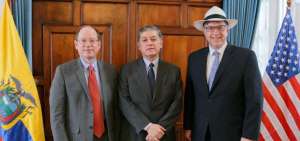 El viceministro de Movilidad Humana, Santiago Ch&aacute;vez (c); el embajador en Quito, Todd Chapman (d), y el subsecretario adjunto del Departamento de Estado para Asuntos Consulares, Edward Ramotowski.