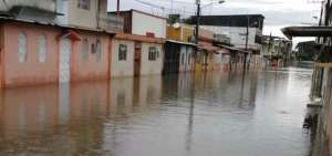 En Milagro, el desbordamiento de los afluentes locales provoc&oacute; inundaciones en sectores perif&eacute;ricos.