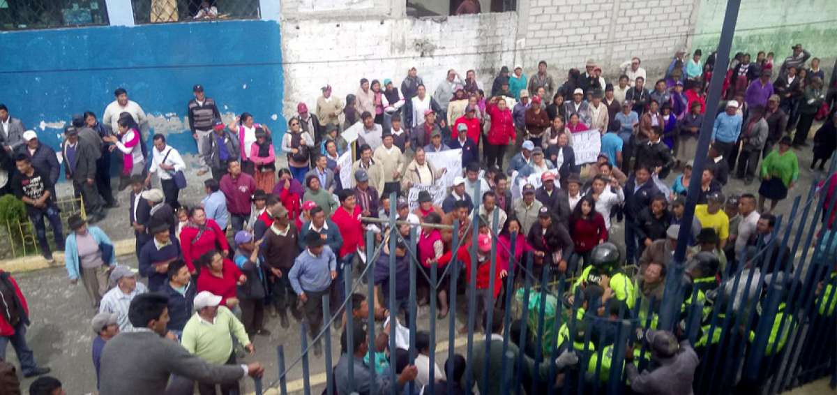 Con ayuda de las barras, cuatro concejales de Sigchos saltaron las rejas del edificio municipal para instalarse en sesi&oacute;n y as&iacute; destituir al Alcalde.