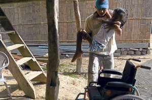 Geomaira pasa acostada, pero cuando se desespera pide que la saquen en su silla de ruedas. Foto: Carina Acosta / El Tel&eacute;grafo.