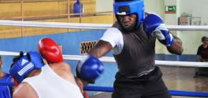 David Padilla (de frente) en un combate evaluatorio el s&aacute;bado pasado ante Carlos Chusin. Luego qued&oacute; concentrado con el resto del equipo ecuatoriano.
