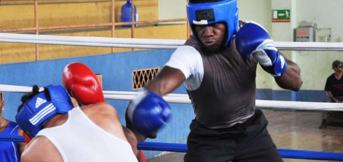 David Padilla (de frente) en un combate evaluatorio el s&aacute;bado pasado ante Carlos Chusin. Luego qued&oacute; concentrado con el resto del equipo ecuatoriano.