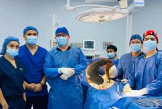 En Portoviejo, extraen bola de pelos gigante del estómago de una mujer. 