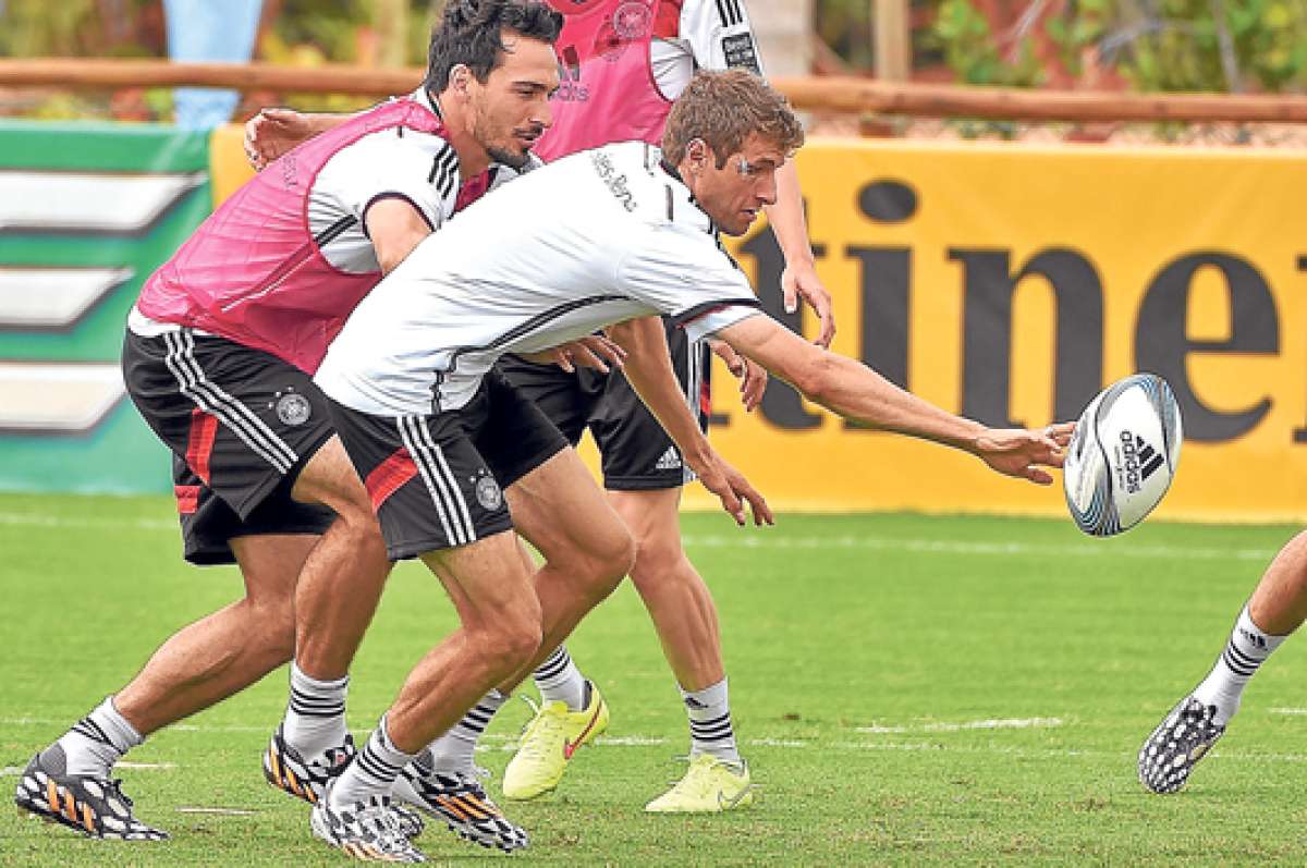 Thomas Mueller (d.) y Mats Hummels (i.) durante la &uacute;ltima pr&aacute;ctica de Alemania en Santo Andr&eacute;, donde jugaron rugby. Foto: AFP.