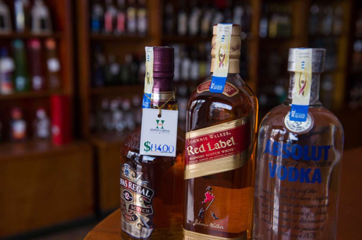 El producto o licor que no lleve la etiqueta ser&aacute; retenido por las autoridades, a partir de hoy. Foto: Daniel Molineros / El Tel&eacute;grafo
