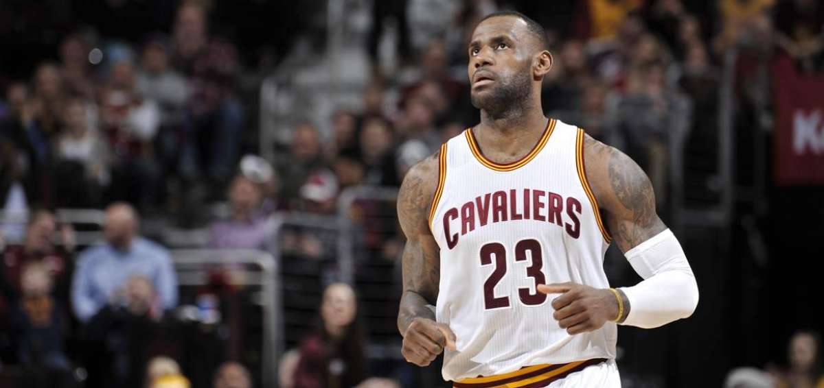 LeBron logra 'triple-doble' 40 de su carrera en triunfo de Cavaliers