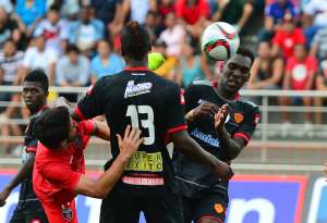 Luis Valencia (frente al bal&oacute;n) fue sancionado con un partido de suspensi&oacute;n. Foto: Miguel Castro