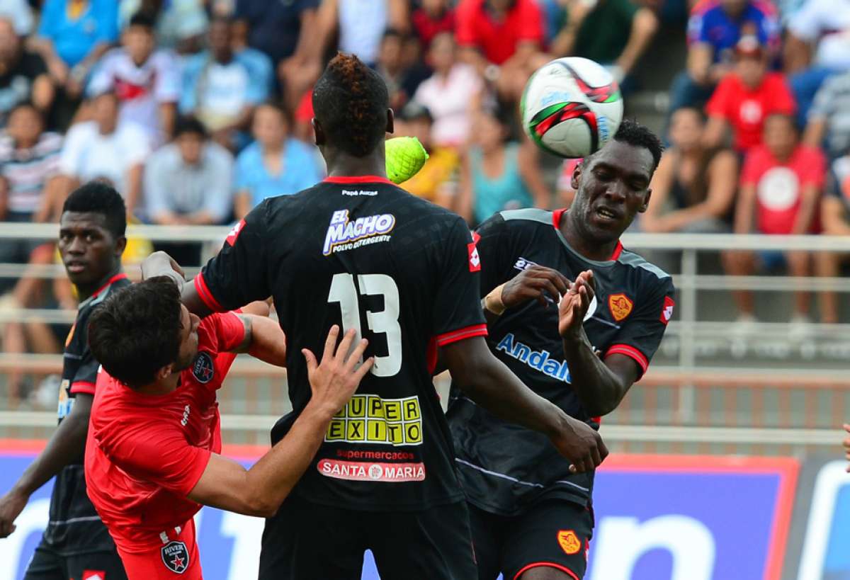 Luis Valencia (frente al bal&oacute;n) fue sancionado con un partido de suspensi&oacute;n. Foto: Miguel Castro