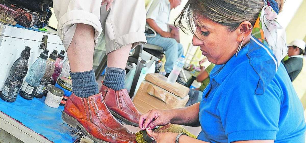 Sentadas en las inmediaciones del Centenario, ellas laboran durante todo el d&iacute;a.