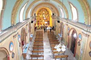 Esta iglesia se llena cada domingo con cientos de feligreses que arriban desde diversos cantones de la zona. Foto: Silvia Osorio / para El Tel&eacute;grafo