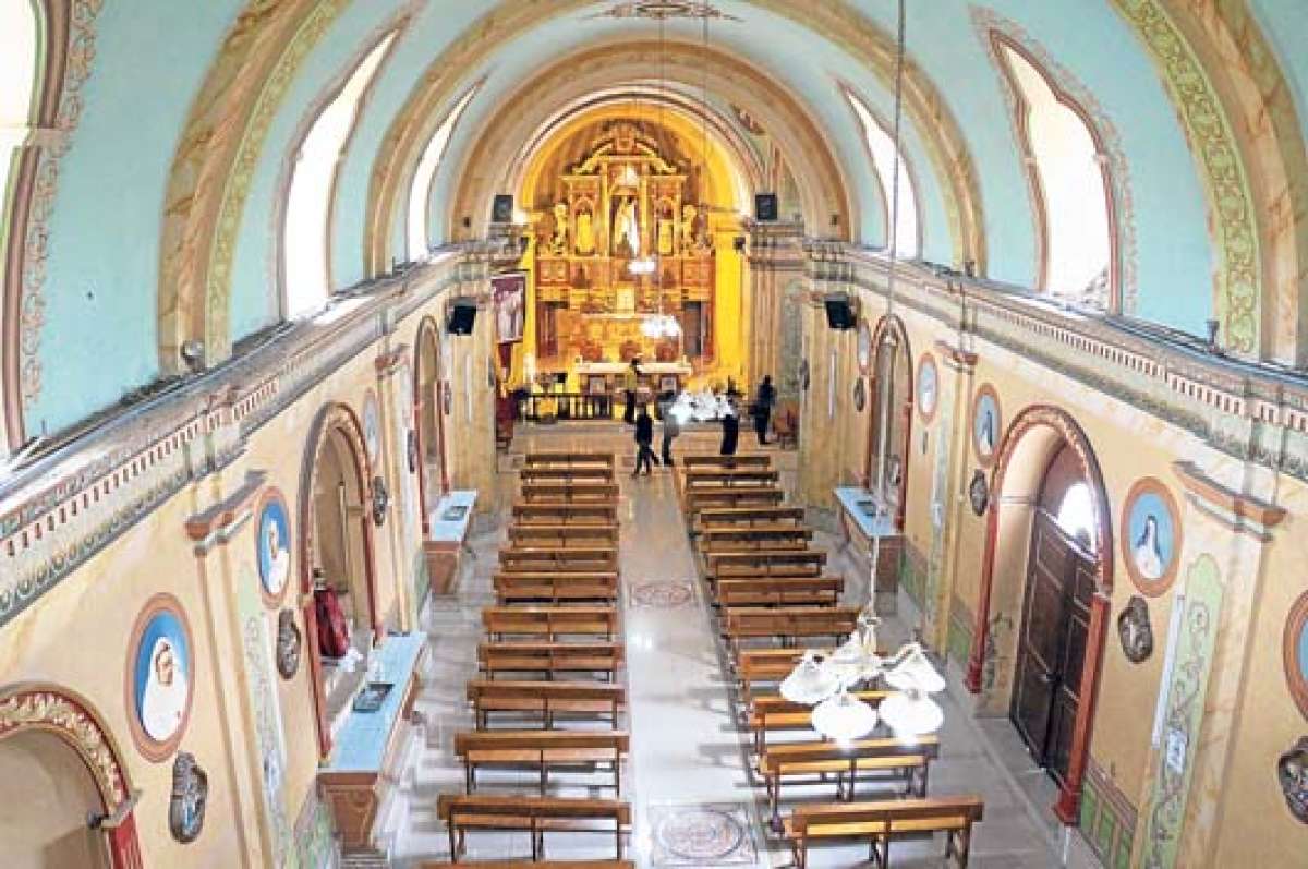Esta iglesia se llena cada domingo con cientos de feligreses que arriban desde diversos cantones de la zona. Foto: Silvia Osorio / para El Tel&eacute;grafo