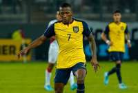 Pervis Estupiñán controla el balón durante el partido ante Perú, en Lima