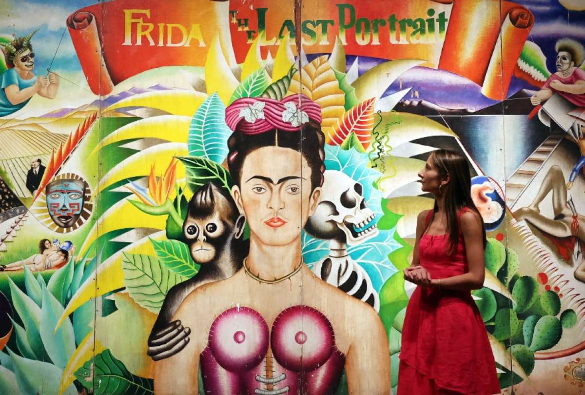 Una exposici&oacute;n en Londres explora la evoluci&oacute;n de Frida Kahlo como icono global
