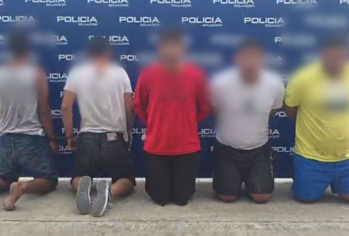 Tras el hecho, los sujetos huyeron a gran velocidad en la camioneta sin placas.