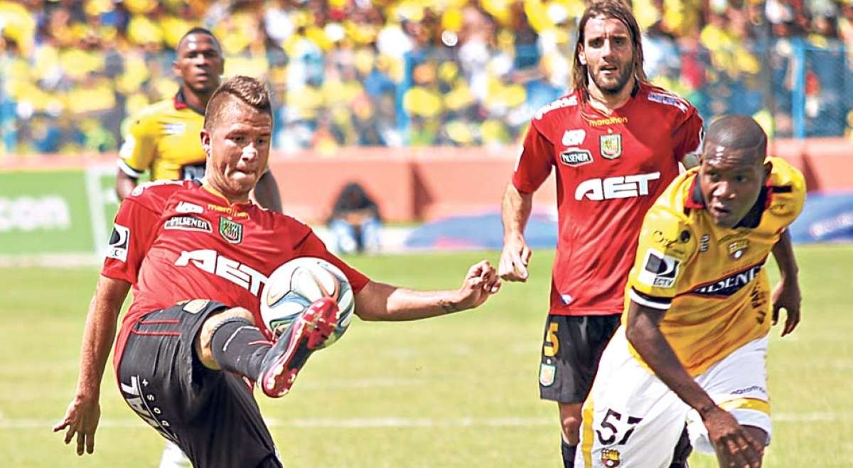 La decisi&oacute;n de no presentarse al partido de hoy en Riobamba la tom&oacute; la plantilla, encabezada por el capit&aacute;n Alejandro Frezzotti (atr&aacute;s). FOTO: BORIS ROMOLERUX PARA EL TEL&Eacute;GRAFO.