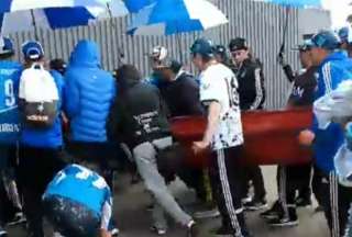 Hinchas de Millonarios ingresan un féretro al estadio.