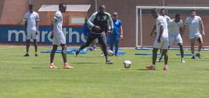El golero de la selecci&oacute;n Johan Padilla (c) durante el entrenamiento de ayer en la Casa de la Selecci&oacute;n, ante la mirada de sus compa&ntilde;eros John Espinoza (i) y Jhojan Julio. La delegaci&oacute;n viaj&oacute; este lunes 9 de septiembre de 2019 a Cuenca para disputar el amistoso.