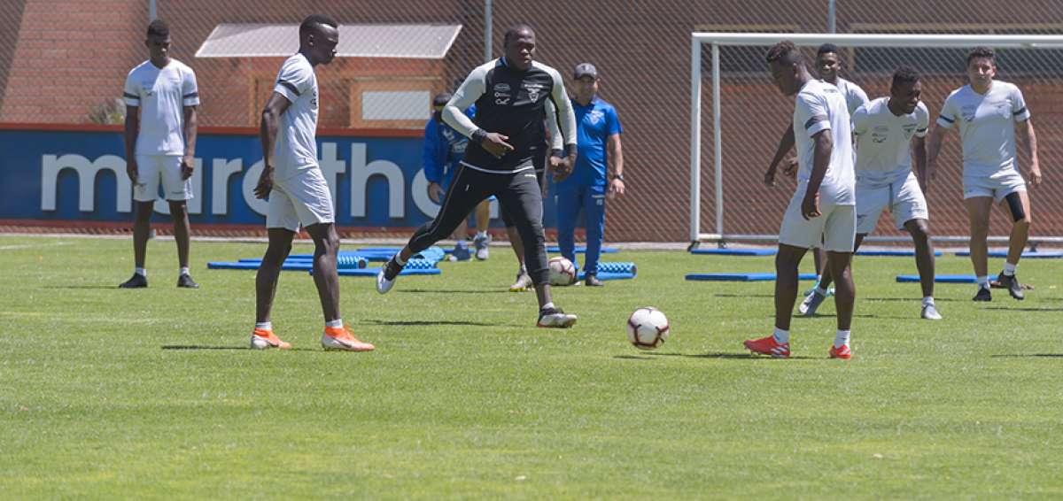 El golero de la selecci&oacute;n Johan Padilla (c) durante el entrenamiento de ayer en la Casa de la Selecci&oacute;n, ante la mirada de sus compa&ntilde;eros John Espinoza (i) y Jhojan Julio. La delegaci&oacute;n viaj&oacute; este lunes 9 de septiembre de 2019 a Cuenca para disputar el amistoso.