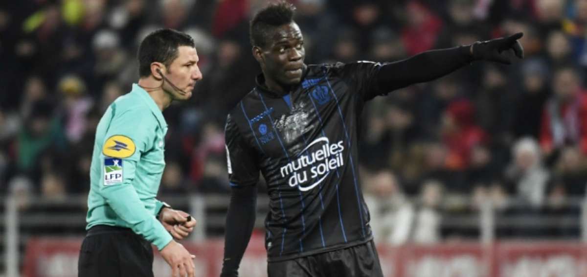 Balotelli ya sufri&oacute; gritos racistas en la visita del Niza a Bastia el 20 de enero.