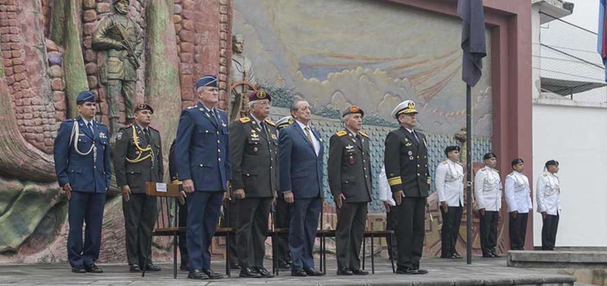 El ministro de Defensa, Oswaldo Jarr&iacute;n, junto con el alto mando militar, encabezaron el minuto c&iacute;vico que se efectu&oacute; en el edificio del Ministerio.