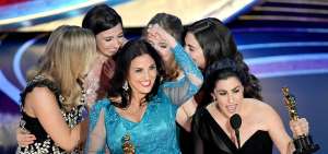 Kayra Zehtabchi (d) y Melissa Berton (izq.), directoras de Period. End of sentence, agradecen por el &Oacute;scar a Mejor cortometraje documental.