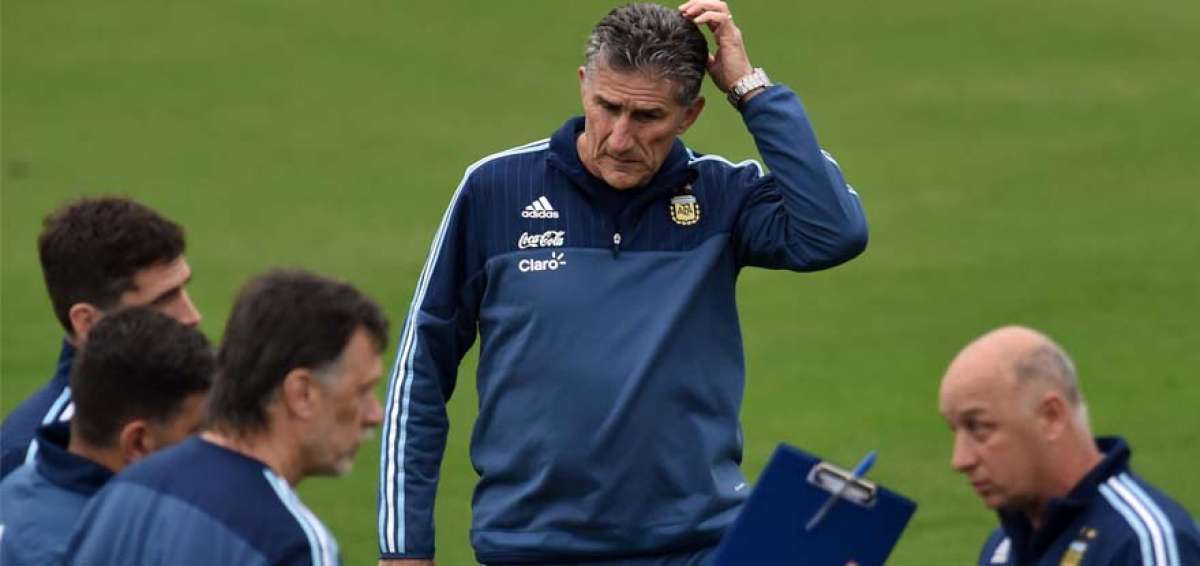 Edgardo Bauza se mostr&oacute; preocupado, ayer en el reinicio de los entrenamientos de Argentina. 