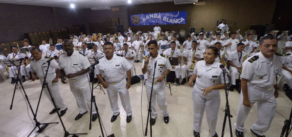 La banda regentada por la Armada del Ecuador interpreta todo tipo de ritmos, en especial los bailables.