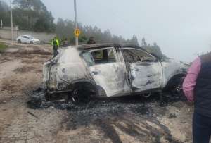 Unidades policiales acordonaron el &aacute;rea donde fue hallado el veh&iacute;culo incineradp.