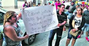 Los familiares de Amada Ruiz Briones se concentraron en los exteriores de la Fiscal&iacute;a de Daule y con carteles exig&iacute;an justicia a las autoridades.