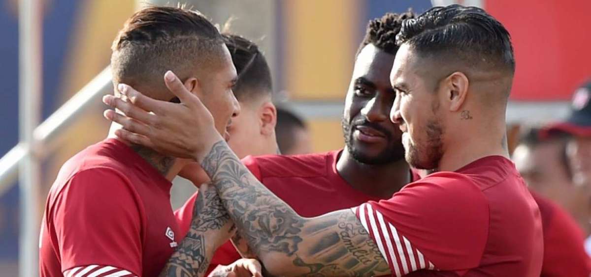 El defensa Juan Manuel Vargas (der.) recibi&oacute; al delantero Paolo Guerrero con un efusivo saludo.