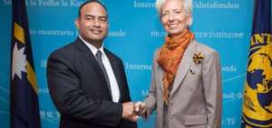 El ministro de Finanzas de Nauru, David Waiau Adeang, y la directora del FMI, Christine Lagarde. 