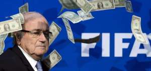 Blatter recibi&oacute; el a&ntilde;o pasado 2,96 millones de francos suizos, a los que sum&oacute; una prima de 435.530 francos suizos por sus 40 a&ntilde;os en la FIFA.