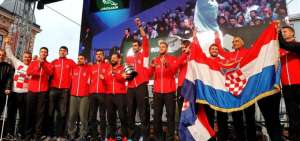 Los jugadores mostraron a sus compatriotas el trofeo de campeones del torneo.