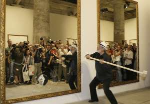 Performance del artista  Michelangelo Pistoletto en  la 53 edici&oacute;n de la Bienal de Venecia. Foto inernet