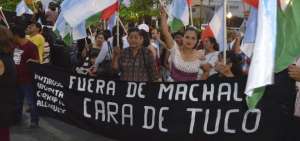 Los ciudadanos, contrarios a Correa, se concentraron en el centro de Machala para impedir que su caravana avanzara por la ciudad.