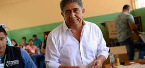 Jaime Estrada Bonilla al momento de ejercer su voto en el recinto electoral en la Escuela Manuela Ca&ntilde;izares, del cant&oacute;n Manta.