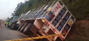 Tr&aacute;iler con cilindros de gas se volc&oacute; en autopista Rumi&ntilde;ahui y derrib&oacute; poste