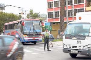 Un agente de tr&aacute;nsito vigila el orden en la intersecci&oacute;n de las calles Bol&iacute;var y Unidad Nacional, centro de Ambato. Fotos: Jos&eacute; Mor&aacute;n / El Tel&eacute;grafo