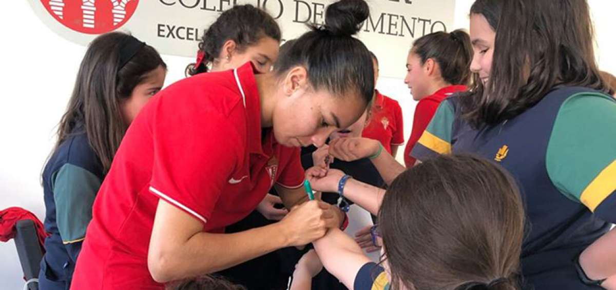 Mayra Olvera firma aut&oacute;grafos a hinchas del Sporting de Jij&oacute;n, club al que lleg&oacute; en octubre del a&ntilde;o pasado, tras su paso por Dragonas en Ecuador.