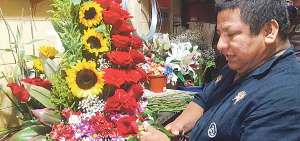 Desde que tiene 14 a&ntilde;os Manuel Apolinario empez&oacute; a trabajar con flores. Hoy tiene su propia florer&iacute;a en donde atiende a sus clientes.