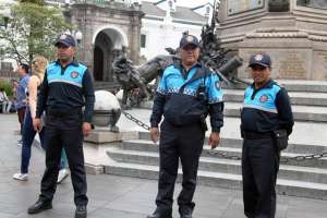 A los trajes se les ha a&ntilde;adido una franja delantera a la altura del pecho de color azul cardenillo. Foto: tomada de prensa.quito.gob.ec/Noticias/