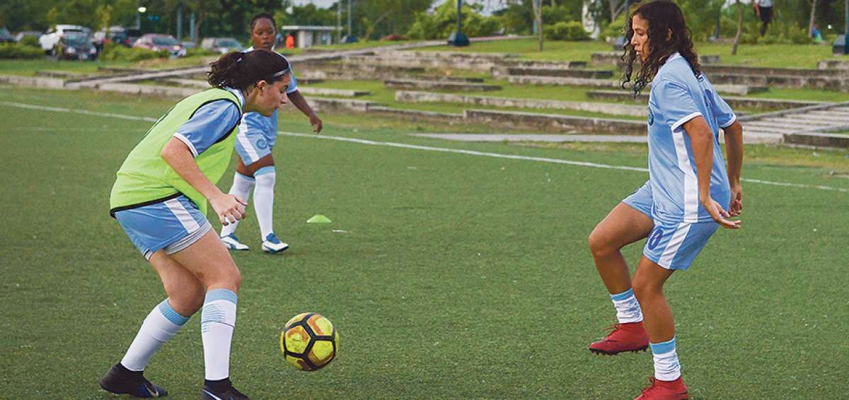 La jugadora Maylin Arreaga, oriunda de Pimocha, realiza un ejercicio con una compa&ntilde;era del Guayaquil City; el objetivo de la futbolista de 18 a&ntilde;os es clasificar a la Copa Libertadores.