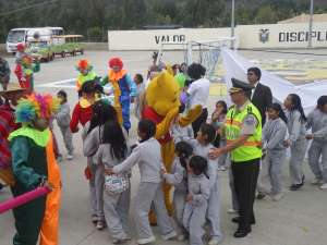 M&aacute;s de 30 oficiales participaron de diversas actividades con ni&ntilde;os del cant&oacute;n Guano.