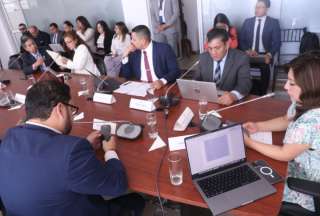 Con cinco votos a favor, la Comisión de Seguridad aprobó informe sobre el presunto tráfico de combustible en el que estarían presuntamente implicados políticos y empresarios ecuatorianos.