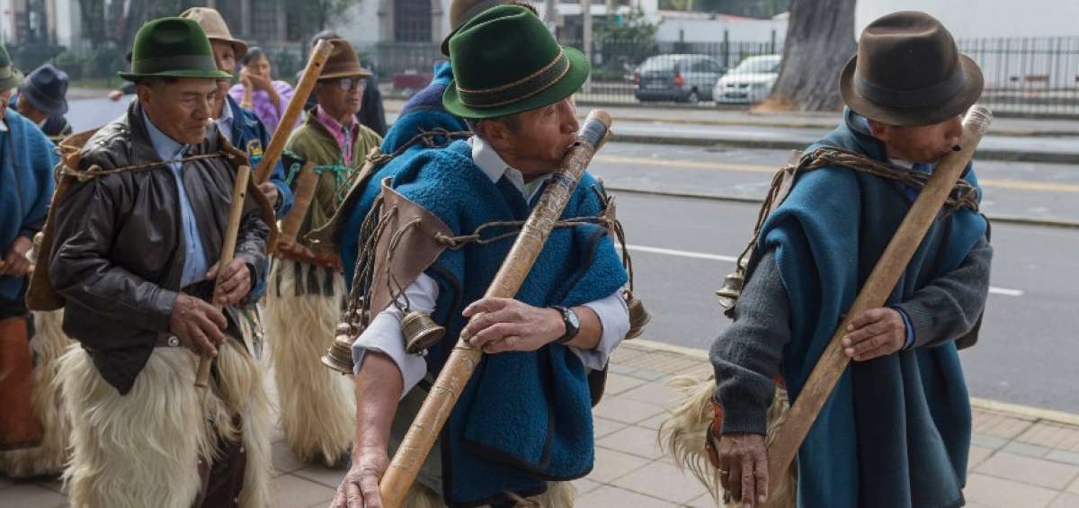 La tradici&oacute;n de la zapateada consiste en caminar varios kil&oacute;metros hacia la plaza central y luego comer, beber y bailar. Esto se realiza en junio y julio.