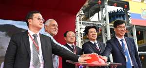 El ministro Carlos P&eacute;rez (segundo de izquierda a derecha),  autoridades de ECSA y de China, inauguraron las operaciones de Ecsa el  18 de julio pasado.