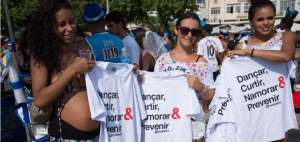 En la playa de Copacabana los ciudadanos recibieron informaci&oacute;n sobre la prevenci&oacute;n del virus.