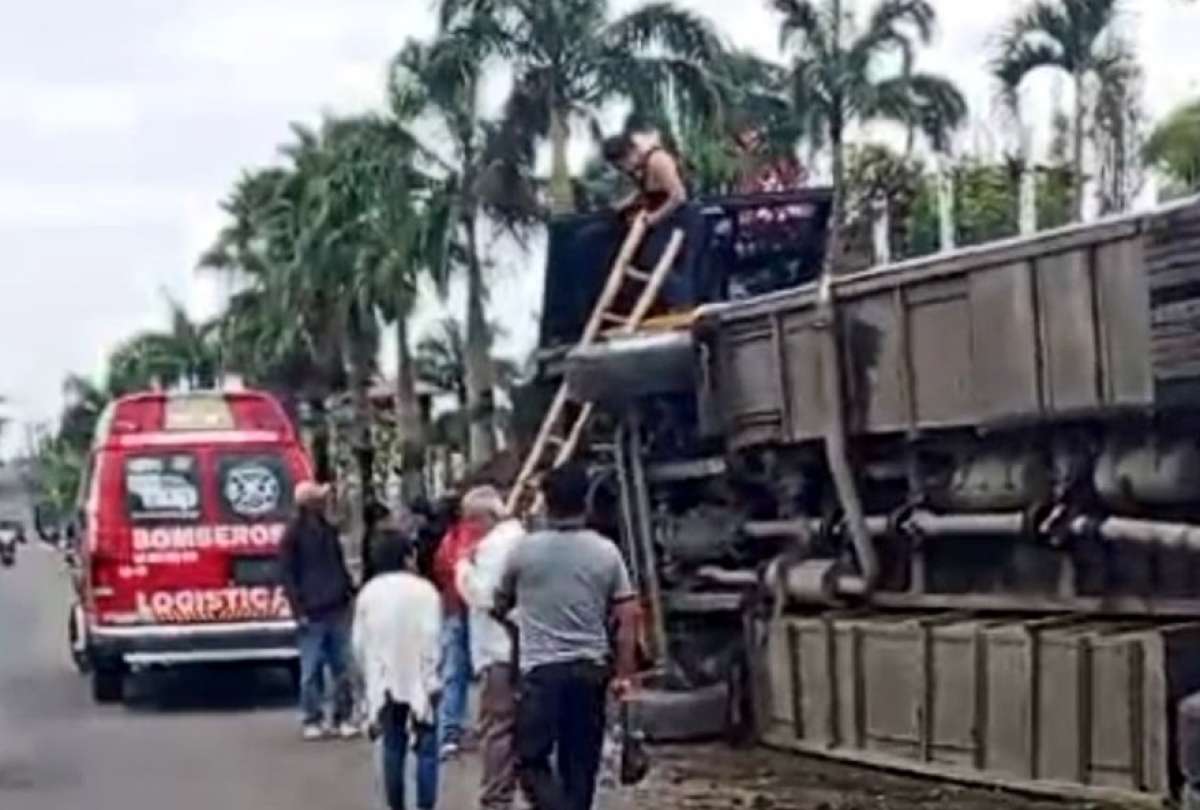 Personal de emergencia atiende el volcamiento del bus en la v&iacute;a a El Rosario, en El Empalme.
